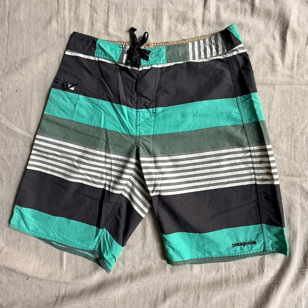 Patagonia Wavefarer Board Shorts Men's Size 32 Resortwear Unlined Fitz Stripe